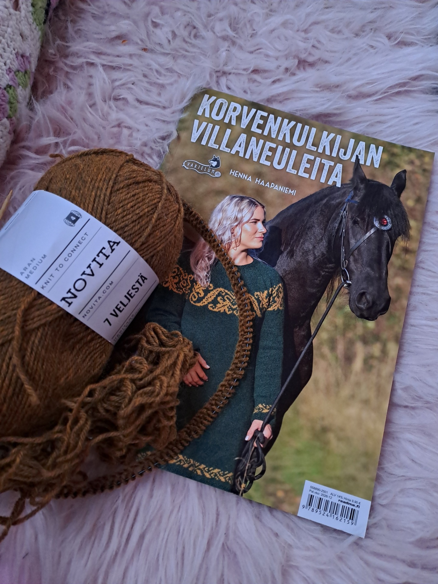 Pari päivää paidan valmistumisesta on aika aloittaa taas uusi 😆 Ostin tänään Runebergin päivän kunniaksi uuden kirjankin 😍 kun saan tämän yllätys paidan valmiiksi taidan kokeilla tuota kannen neuletta 🙂