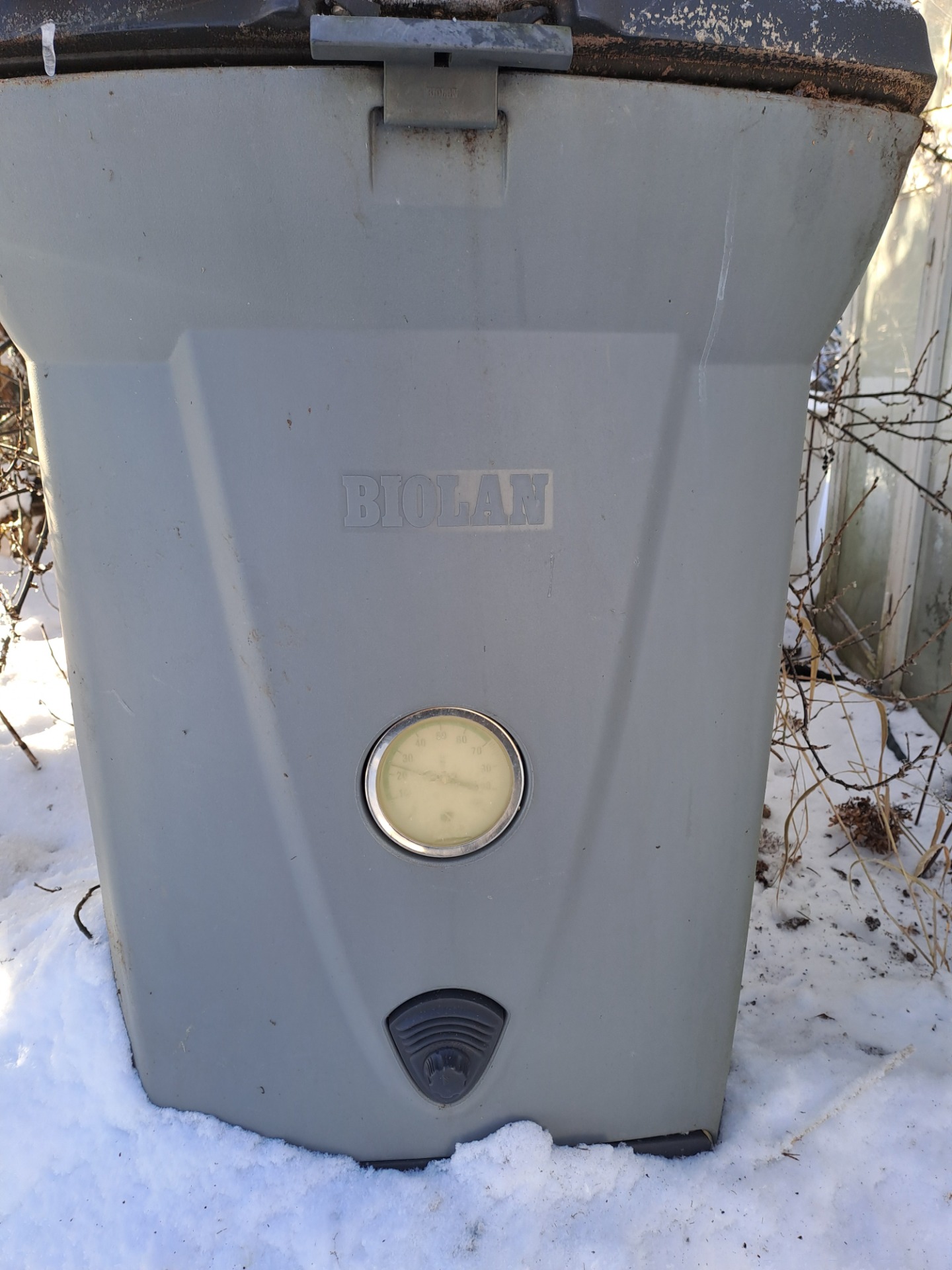 Mikä huisi onnen tunne kun saa kompostin heräämään yli -20 pakkasessa 💪 Jes !!! Omatuotantoinen heräte auttoi. Joka talvi komposti jäätyy, se on ihan tavallista.