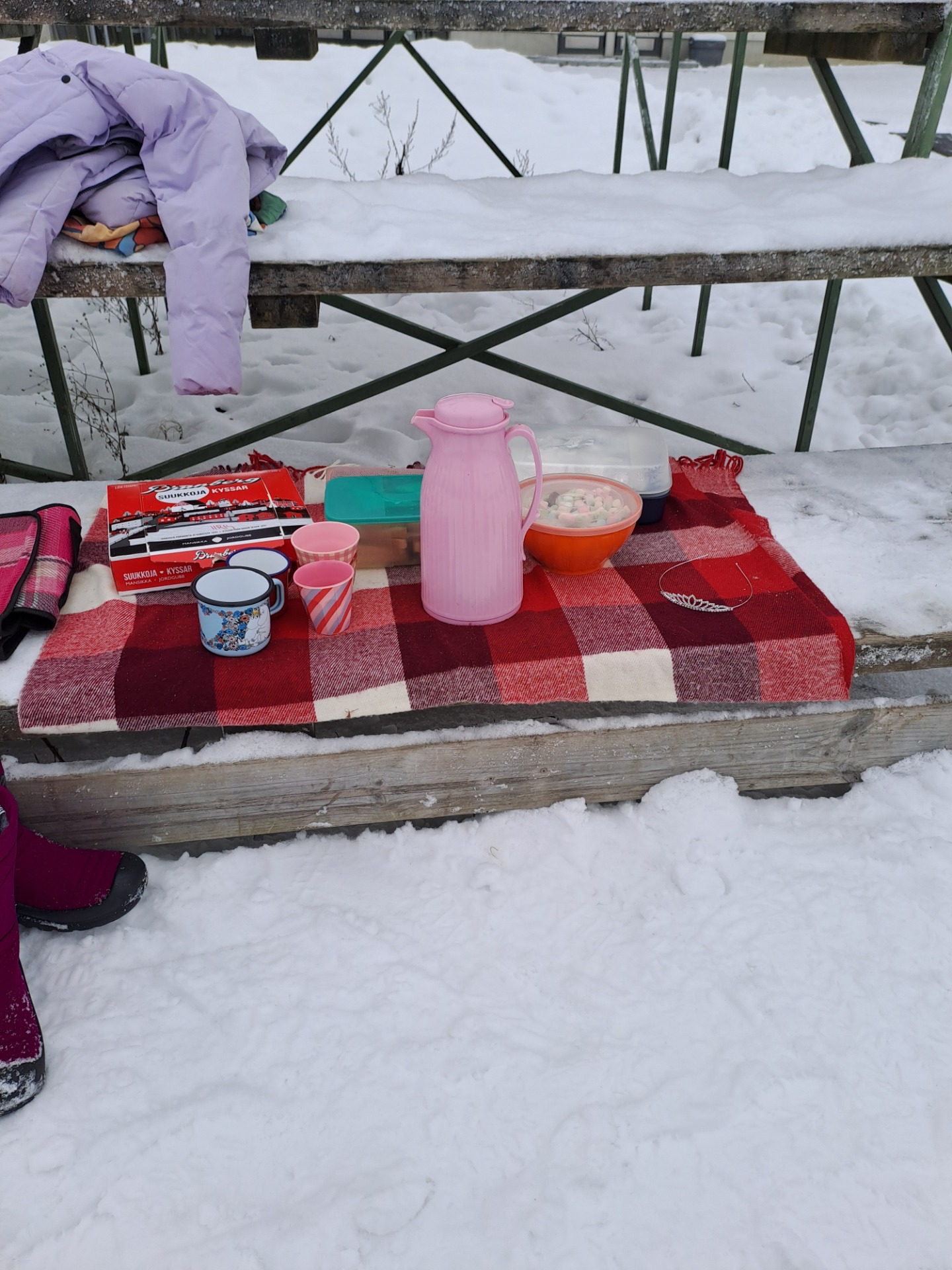 Tarjoiluina oli kuumaa mehua, pusuja+ muita karkkeja, kolmioleipiä ja suolaisia muffinseja niitä jäi, kaikki muut meni viimeistä murua myöden 👌 😋