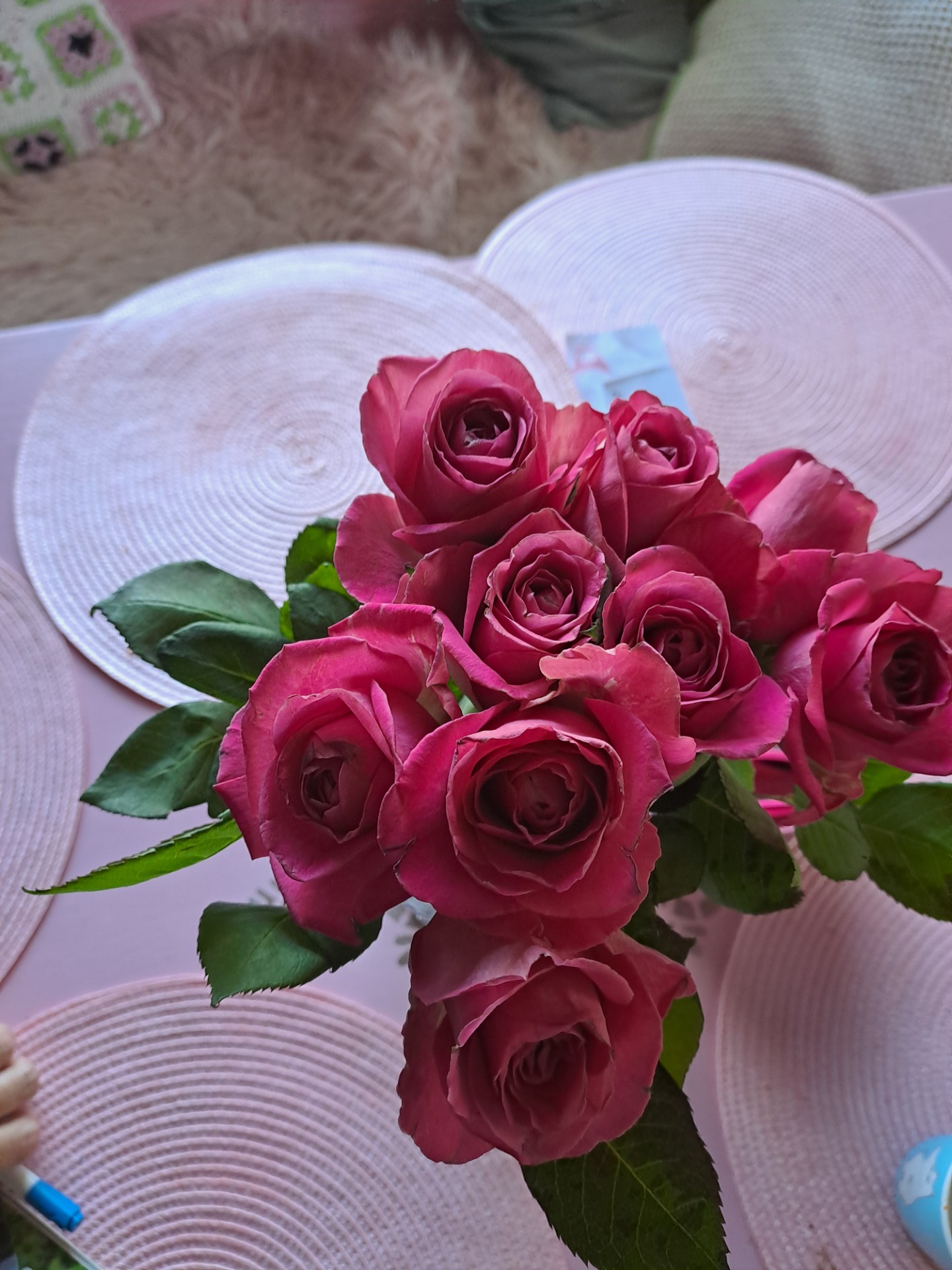 Sain taas ihanan ruusukimpun yllättäin 🌹😍 joillain on taito huomioida ja tälläinenhän tuntuu todella ihanalta 💞